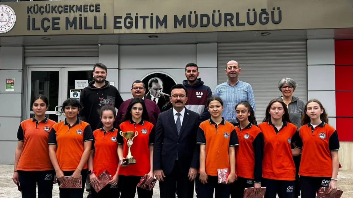 İstanbul Şampiyonu Yıldız Kız Futsal takımımızdan İlçe Milli Eğitim Müdürümüz Sayın Murat ÖZÜDOK 'a ziyaret .