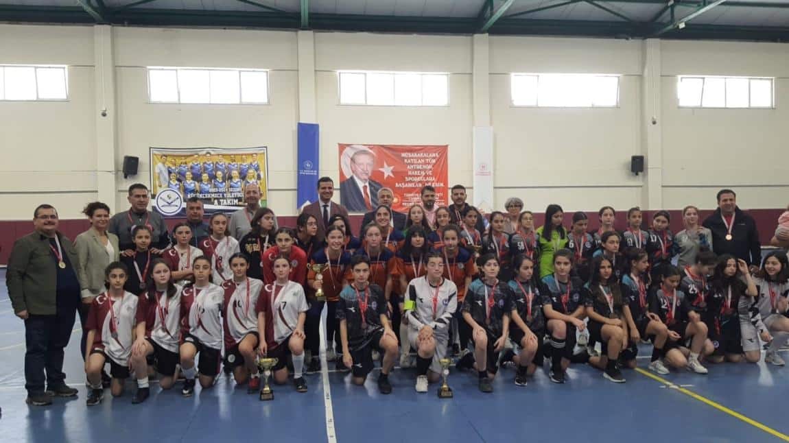 Okulumuz Yıldız  Kız Futsal takımı basında  İstanbul şampiyonluğu ile yer buldu